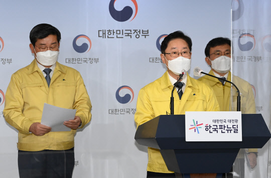 25일 오전 정부서울청사에서 박범계 법무부 장관이 2021년 재·보궐 선거를 앞두고 대국민 담화문을 발표하고 있다. 전해철 행정안전부 장관(뒷줄 왼쪽), 권덕철 보건복지부 장관(뒷줄 오른쪽). <사진공동취재단>